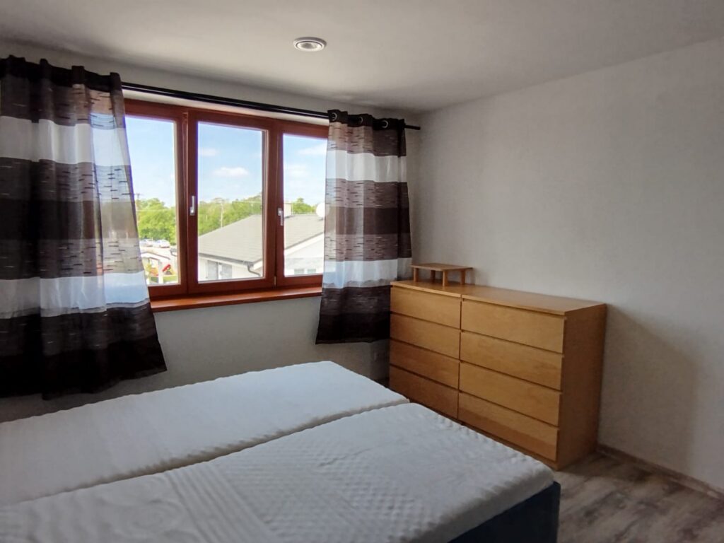 Na predaj 5-izbový nízkoenergetický rodinný dom, so 700m2 pozemkom, Hviezdoslavov. – fotografia 8