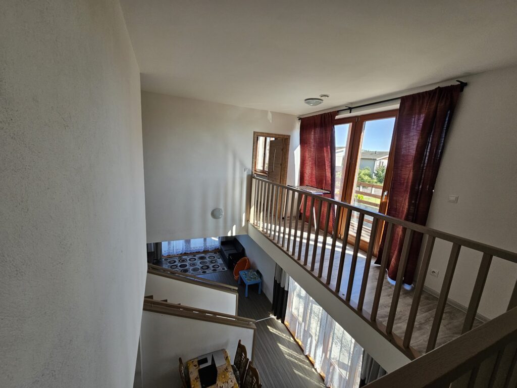 Na predaj 5-izbový nízkoenergetický rodinný dom, so 700m2 pozemkom, Hviezdoslavov. – fotografia 2