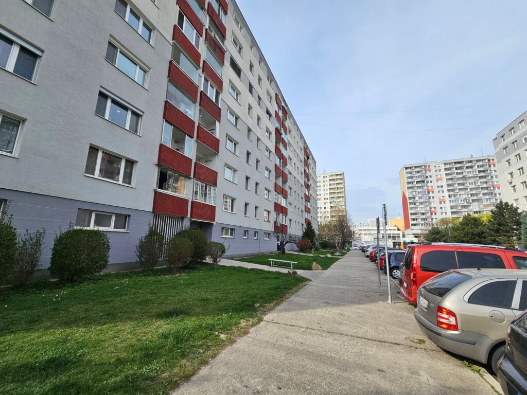 Na predaj 2-izbový byt s loggiou vo vyhľadávanej lokalite – fotografia 8