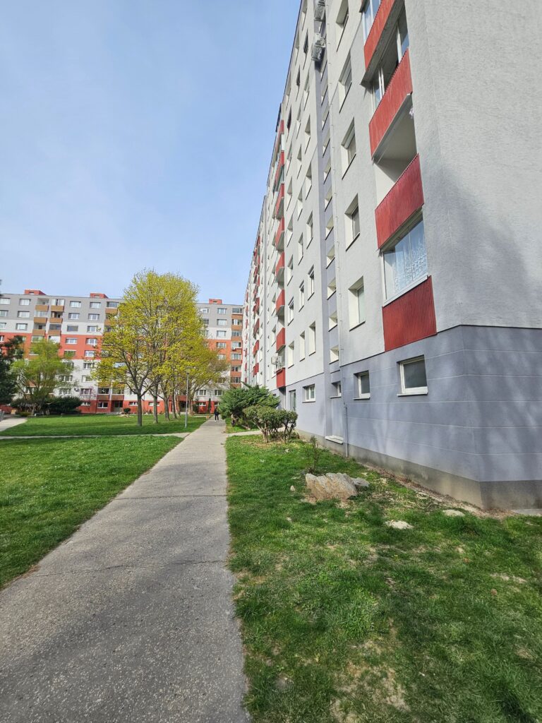 Na predaj 2-izbový byt s loggiou vo vyhľadávanej lokalite – fotografia 9